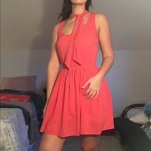 Vintage-style dress w neck tie